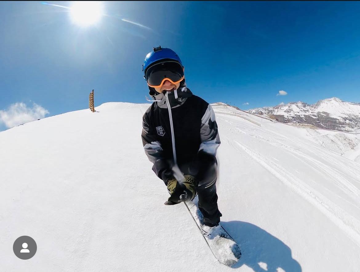 Javier Vrandecic haciendo snowboard