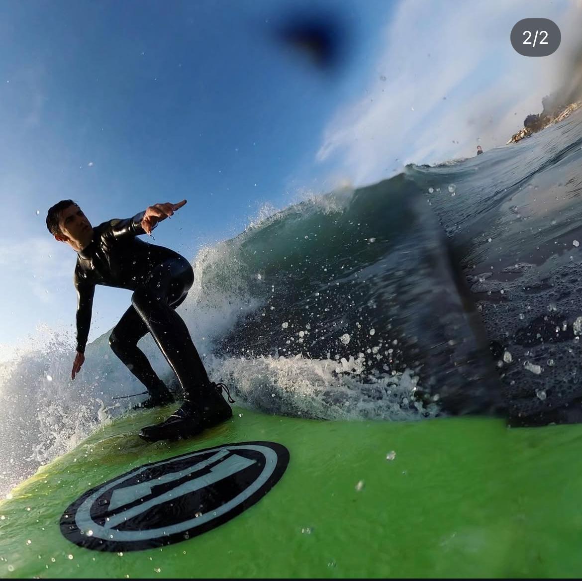 Javier Vrandecic surfeando